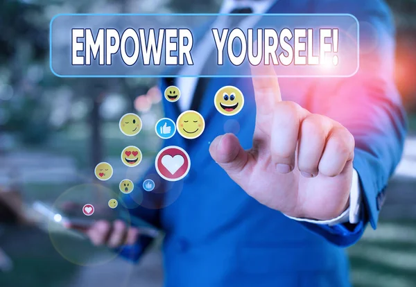 Escrevendo uma nota mostrando o Empower Yourself. Foto de negócios mostrando assumir o controle de nossas metas de definição de vida e fazer escolhas . — Fotografia de Stock