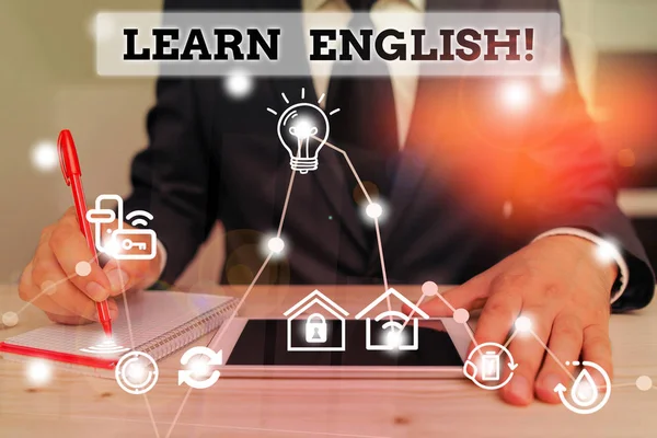 Note d'écriture montrant Apprendre l'anglais. Photo d'affaires mettant en valeur le gain acquérir des connaissances dans une nouvelle langue par l'étude . — Photo