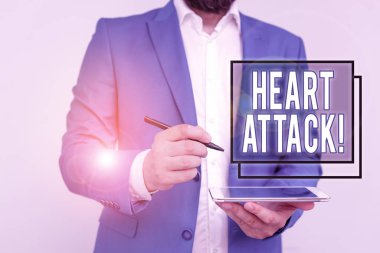 Kalp Saldırısı 'nı yazan el yazısı. Konsept, koroner trombozun aniden ortaya çıkmasıyla sonuçlanır. İş adamı parmağıyla onu işaret eder..