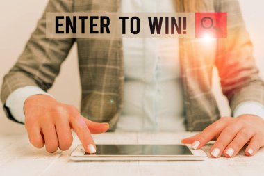 Enter To Win 'i gösteren kavramsal el yazısı. İş fotoğrafı sergisi ödül için değerli bir şey takas etmek ödüllü iş kadını masada cep telefonuyla oturuyor.