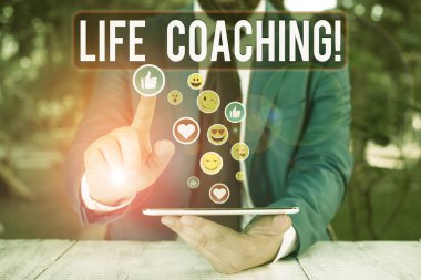 Yaşam Koçluğu'na gösteren bir not yazıyorum. Kariyerlerinde hedeflerine ulaşmalarına yardımcı olmak için istihdam gösteren gösteren iş fotoğrafı.