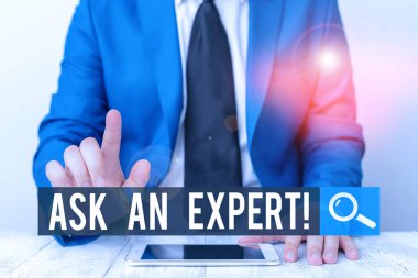 Ask An Expert 'ı gösteren bir not yazıyorum. İş fotoğraflarının doğrulanması onaylandı. Kılavuzları anlıyor ve onaylıyor. İşadamı onu işaret ediyor..