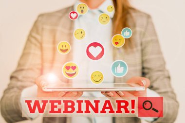 Webinar'ı gösteren kavramsal el yazısı. Internet'te gerçekleşen iş fotoğrafı sergileme semineri veya diğer sunum türleri.