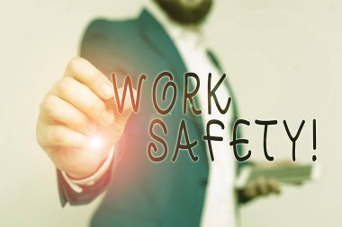 İş Güvenliğini gösteren bir not yazıyorum. İşletme fotoğrafçılığı politikaları ve prosedürleri işadamlarının sağlığını sağlama almak için kullanılıyor..