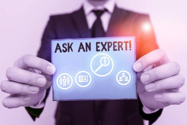 Bir Uzmansa Sor'u gösteren kavramsal el yazısı. Okuduğunuz iş fotoğrafı, yönergeleri anlayıp kabul eden onay.