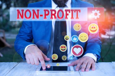 Non Profit 'i gösteren kavramsal el yazısı. İş fotoğrafı metni öncelikli olarak kâr örgütü oluşturmak için yapılmıyor veya yürütülmüyor.