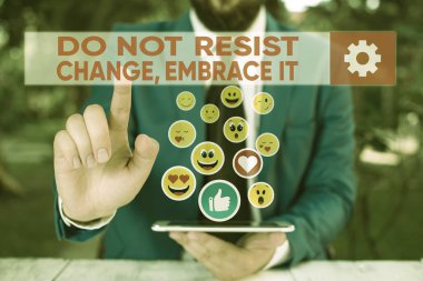 Kelime yazma metni Değişime Direnmeyin Embrace It. Değişime açık olmak için iş kavramı yeni şeyler deneyin Olumlu.