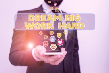 El yazısı, Dream Big Work Hard 'ı yazıyor. Kavram demek, kendine inan, hayalleri ve hedefleri takip et demek..