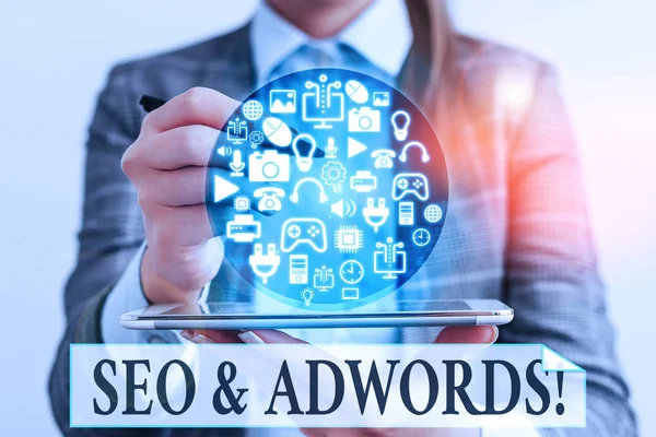 Sözcük yazarı Seo And Adwords. Arama Motoru Pazarlama 'nın ana araçları oldukları için iş kavramı. — Stok fotoğraf