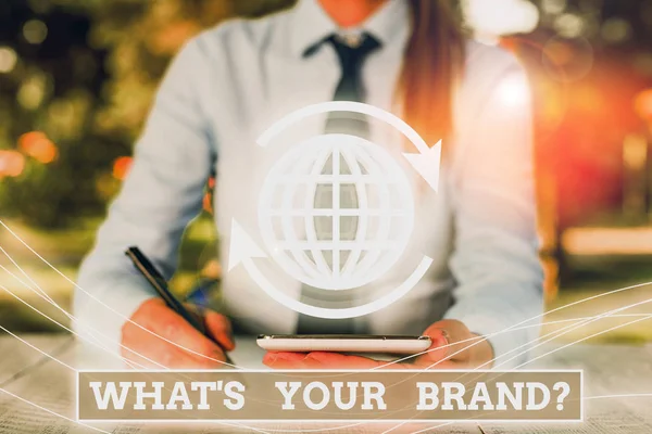Текст написання слів What S Your Brand question. Бізнес-концепція запитання про логотип продукту робить або те, що ви спілкуєтеся . — стокове фото