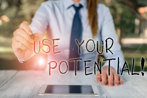 Tekst teken toont Gebruik Je Potentieel. Conceptuele foto te bereiken zo veel natuurlijke vermogen maakt het mogelijk Vrouwelijke zakelijke persoon zitten aan tafel en het houden van mobiele telefoon. — Stockfoto