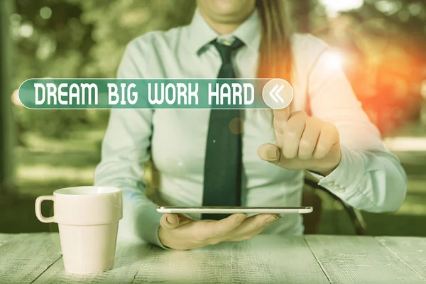Handschrift tekst schrijven Dream Big Work Hard. Concept betekent Geloof in jezelf en volg de dromen en doelen Vrouwelijke zakenman die aan tafel zit en mobiele telefoon vasthoudt. — Stockfoto