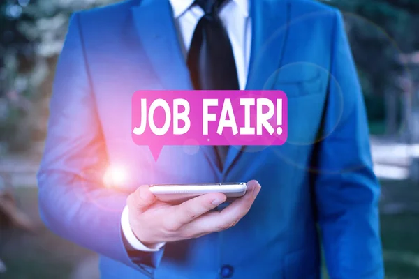 Textschild mit Jobmesse. Konzeptionelle Foto-Veranstaltung, bei der Arbeitgeber Recruiter geben Informationen an Mitarbeiter Geschäftsmann in blauer Suite steht mit Handy in der Hand. — Stockfoto