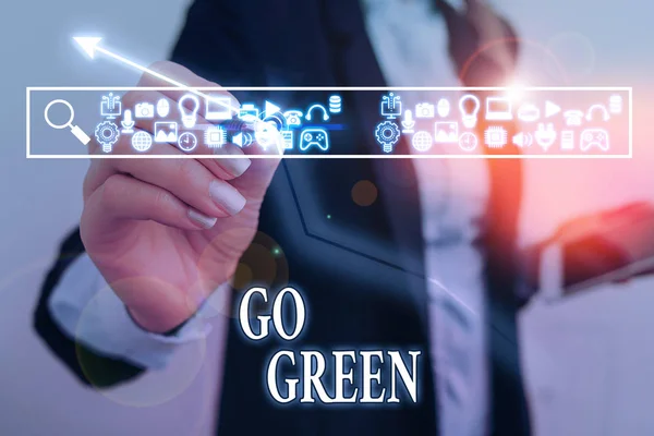 Γράφοντας κείμενο λέξη Go Green. Επιχειρηματική ιδέα για περισσότερες φιλικές αποφάσεις ως μείωση της ανακύκλωσης. — Φωτογραφία Αρχείου