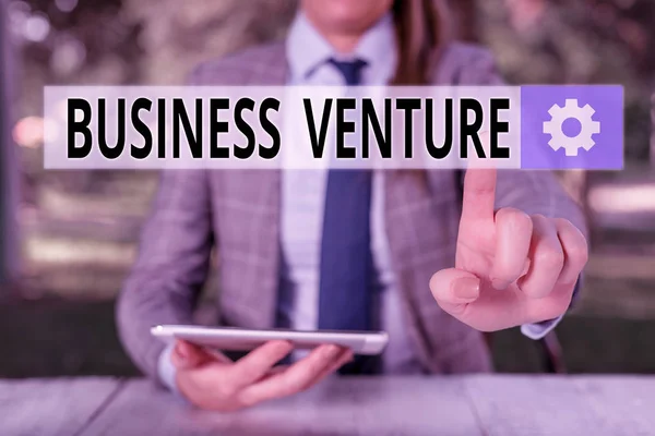 Εννοιολογική γραφή χέρι δείχνει Business Venture. Business photo showing new business that is formed with a plan and expect gain Γυναίκα επιχειρηματίας κάθεται στο τραπέζι κρατώντας το κινητό τηλέφωνο. — Φωτογραφία Αρχείου