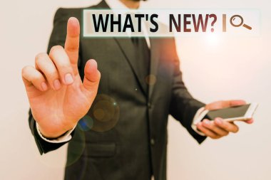 Hangi S Yeni Sorusu 'nu gösteren not yazılıyor. Birisine canlı olaylarını sorduğunuzda iş fotoğrafı sergisi. Erkek insan resmi bir iş elbisesi giyer. Akıllı telefonu kullan..