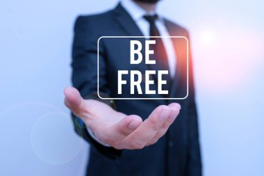 Özgür Ol 'u gösteren bir not yazıyorum. İş fotoğrafı gösterme yeteneğin kısıtlama olmadan istediğin her şeyi yapabiliyor ya da kontrol edebiliyorsun. Sakallı, resmi işçi kıyafeti giyen bir erkek giyiyorsun..