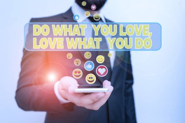 El yazısı, sevdiğin şeyi yap yaptığın işi sev. Kavram, hayattaki hayallerinin ya da tutkularının peşinden gitmektir..