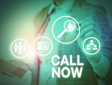 Call Now 'ı gösteren kavramsal el yazısı. Telekom aygıtları kullanılarak gerçekleştirilen bir gösteriye anında ulaşmak için iş fotoğrafı metni.