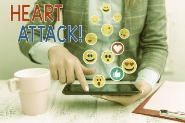 Kalp Krizini gösteren bir metin işareti. Ölümle sonuçlanan koroner trombozun kavramsal fotoğrafı ani oluşumu.