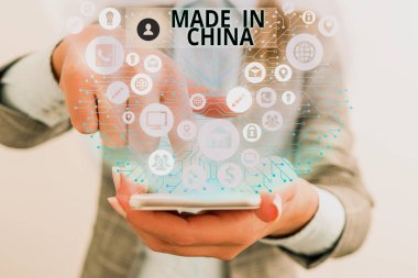Made in China 'yı gösteren bir not yazıyorum. İş fotoğrafçılığı Toptan Piyasa Piyasası Küresel Ticaret Asya Ticaret.