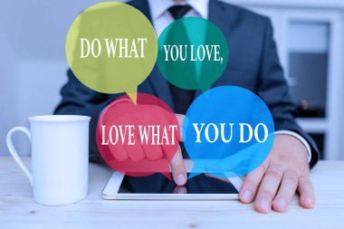 El yazısı, sevdiğin şeyi yap yaptığın işi sev. Kavram demek, hayallerinizin ya da hayattaki tutkularınızın peşinden koşun. Erkek insan resmi kıyafetler giyin. Sunum için yüksek teknoloji akıllı telefonu kullanın..