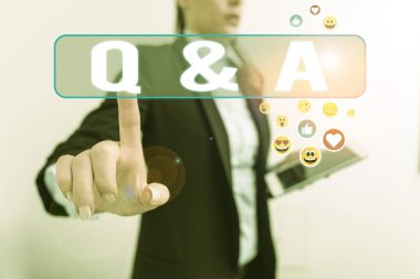 Kelime yazma Q ve Bir Soru. Gösterinin soru sorduğu ve bir diğerinin de cevapladığı iş konsepti.