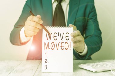 Taşındığımızı gösteren bir metin işareti. Kavramsal fotoğraf güçlü duygular üzüntü veya sempati olan söyledi ya da yaptı Man önünde kopya alanı ile boş kağıt tutar Kopya Uzay.