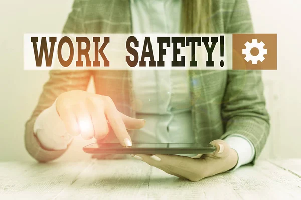 El yazısı metin Çalışma Güvenliği. Çalışanların sağlığını sağlamak için uygulanan politikalar ve prosedürler, iletişim cep telefonu ile iş kavramı anlamına geliyor. — Stok fotoğraf