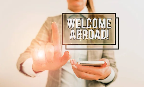 Sinal de texto mostrando Welcome Abroad. Foto conceitual algo que você diz quando alguém entra em navio Conceito de negócio com telefone celular e mulher de negócios . — Fotografia de Stock