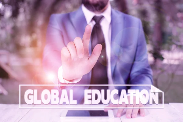 グローバル教育を示すメモを書く。1つを高めるために教えられたアイデアを紹介するビジネス写真は、彼の前で指を指している世界のビジネスマンの認識です。. — ストック写真