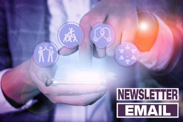 Schrijfbriefje met nieuwsbrief E-mail. Zakelijke foto presentatie e-mail verzonden naar abonnees hen te informeren over het nieuws. — Stockfoto
