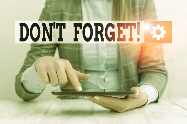 Handschrifttekst Don T Forget. Concept betekenis gebruikt om iemand te herinneren aan belangrijke feit of detail Bedrijfsconcept met communicatie mobiele telefoon. — Stockfoto
