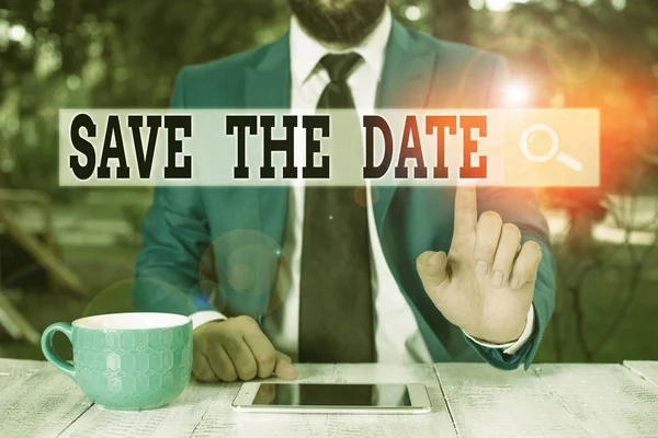 Sinal de texto mostrando Save The Date. Foto conceitual Eventos sistematizados Atividade agendada Gravado Arquivado Empresário com dedo apontador na frente dele . — Fotografia de Stock