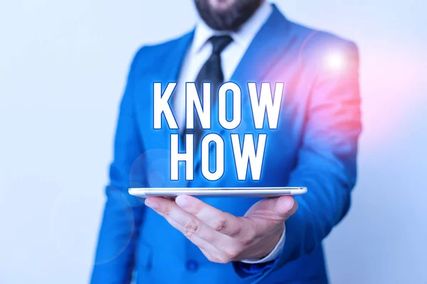 Escrita de mão conceitual mostrando Know How. Texto para fotos de negócios O processo de aprender a fazer coisas que você vai fazer pela primeira vez Empresário em suíte azul com gravata segura regaço nas mãos . — Fotografia de Stock