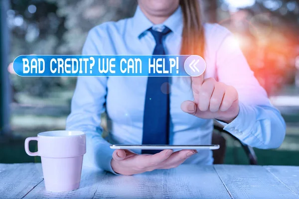 Kézírás szövegírás Bad Creditquestion Segíthetünk. Koncepció jelentése ajánlat segít szert pozitív fizetési előzmények Női üzletember ül asztalnál, és gazdaság mobiltelefon. — Stock Fotó