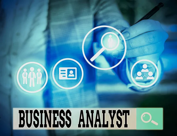 Zapisuje se poznámka zobrazující Business Analyst. Obchodní fotografie zobrazující někoho, kdo analyzuje organizaci nebo obchodní doménu. — Stock fotografie