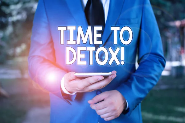 Εννοιολογική γραφή χεριών που δείχνει το Time To Detox. Επαγγελματικό κείμενο φωτογραφιών όταν καθαρίζετε το σώμα σας από τοξίνες ή να σταματήσει την κατανάλωση ναρκωτικών Επιχειρηματίας σε μπλε σουίτα στέκεται με το κινητό τηλέφωνο στα χέρια. — Φωτογραφία Αρχείου
