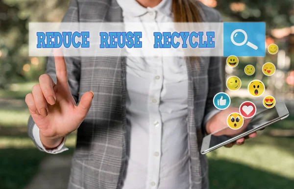 リユースリサイクルを減らすことを示す概念的な手書き入力。環境に対する消費者行動を示すビジネス写真. — ストック写真