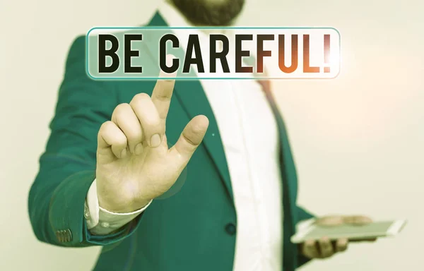 Écriture conceptuelle montrant Soyez prudent. Texte de la photo d'affaires s'assurer d'éviter tout risque potentiel d'accident ou de préjudice Homme d'affaires avec le doigt pointant devant lui . — Photo