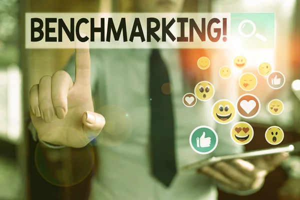 Texto manuscrito Benchmarking. Concepto significado evaluar algo en comparación con estándar o puntuaciones . — Foto de Stock