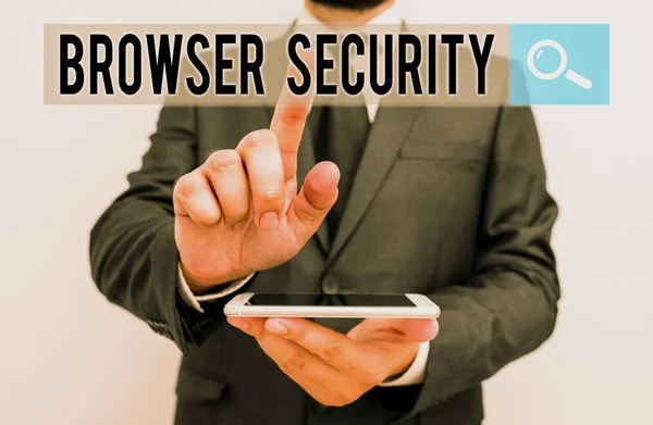 Schrijfbriefje met Browser Security erop. Bedrijfsfoto showcasing beveiliging aan webbrowsers ter bescherming van netwerkgegevens Mannelijke menselijke slijtage formele werkpak hold smartphone met de hand. — Stockfoto