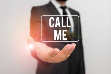 Call Me 'yi gösteren bir not yazıyorum. İş fotoğraflarında telefonla iletişim kurmayı istemek sakallı bir erkek adam resmi işçi kıyafeti giyer..