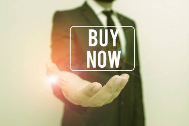 Buy Now 'u gösteren bir not yazıyorum. İş fotoğrafçılığı, birinden ürününüzü satın almasını istemek, iyi bir indirimli sakallı adam indirimi sağlamak, resmi işçi kıyafetleri giymek, el işi..