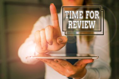 Sözcük yazma İnceleme Zamanı. Bir sistemin ya da durumun resmi incelemesi için iş konsepti arka plandaki bulanık kadını boş alanı işaret ederek gösterdi.