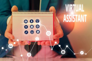 Sanal Asistanı gösteren not yazılıyor. Girişimcilere kimin çeşitli hizmetler sağladığını gösteren iş fotoğrafı sergisi.