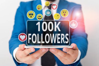 100 bin takipçiyi gösteren bir not yazıyorum. İş fotoğrafı Instagram 'da birini takip eden bireylerin sayısını gösteriyor.