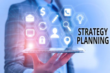 El yazısı metni Strateji Planlama. Kavram, istenen geleceği öngören sistematik bir süreçtir..