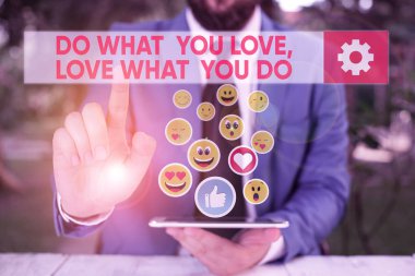 Kelime yazma metni Sevdiğini Sev Yaptığını yap. Hayattaki hayallerinizin ya da tutkularınızın peşinden koşma konsepti.