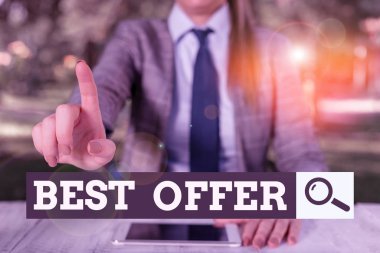 En iyi teklifi gösteren metin işareti. Tarafların ortak çıkarları için girdikleri kavramsal fotoğraf anlaşması. Kadın iş adamı cep telefonuyla masada oturuyor..